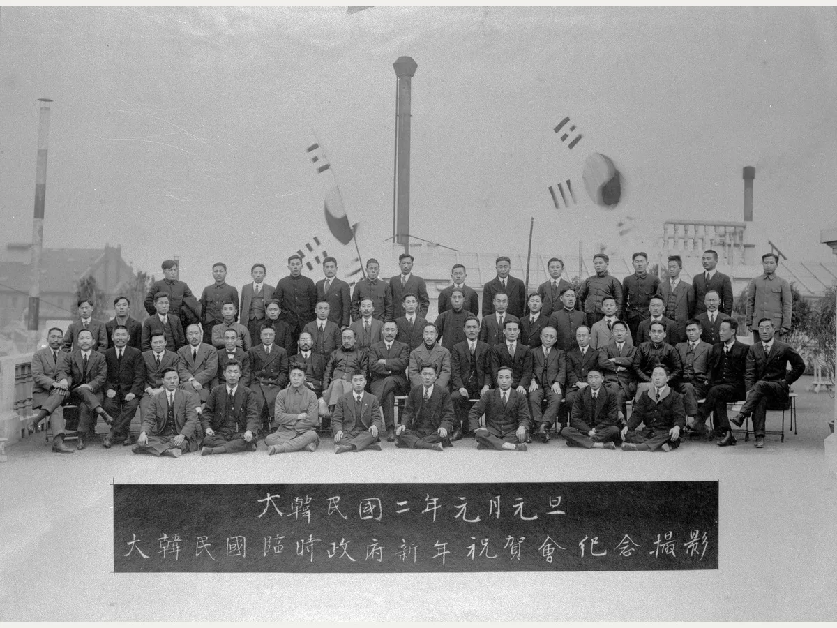 1920년 1월 1일 대한민국임시정부 신년축하식에 참석한 여러 인물들의 실제 흑백 단체 사진