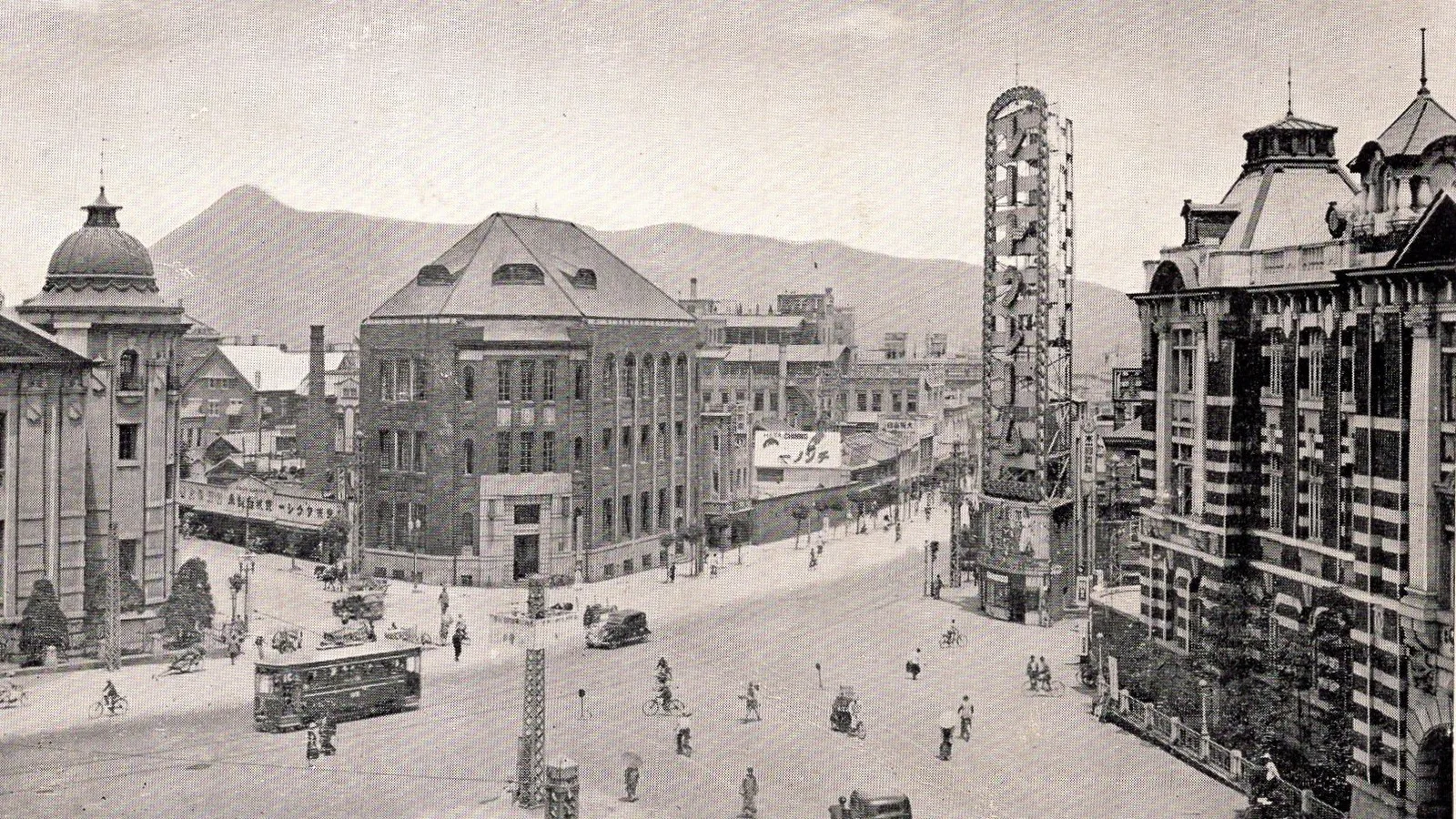 1936년 무렵 경성 우편국에서 종로 방면을 내려다본 흑백 옛 엽서 사진
