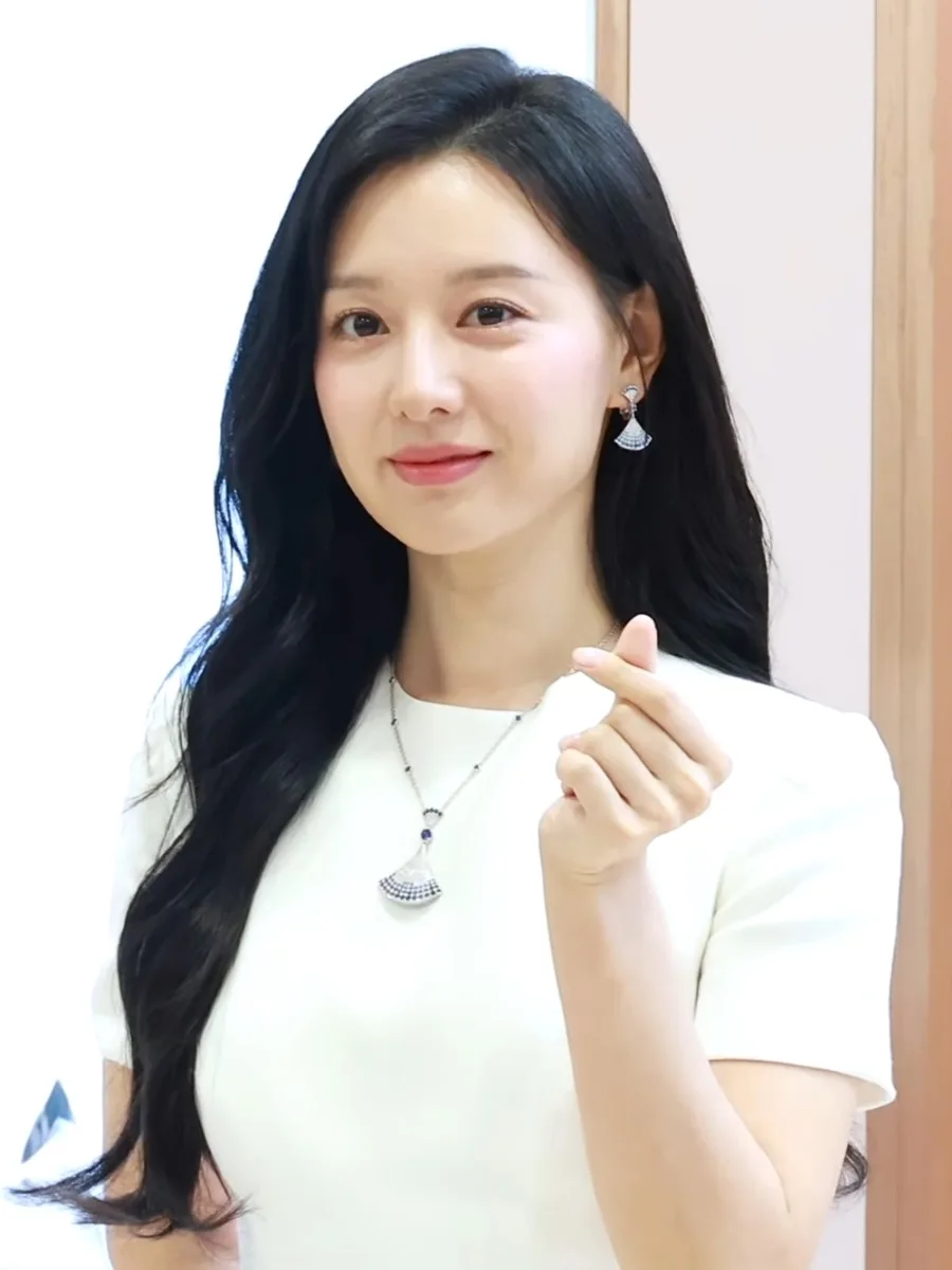 2024년 9월 BVLGARI 포토콜에서 흰색 상의를 입고 손가락 하트 포즈를 하는 배우 김지원