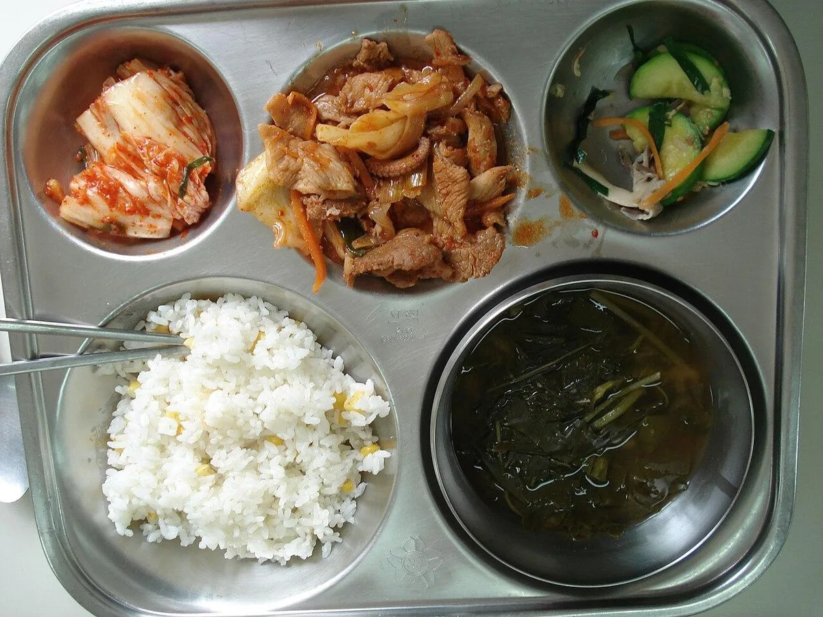 2008년 한국 학교급식의 밥·국·김치·돼지고기볶음 식판 실사