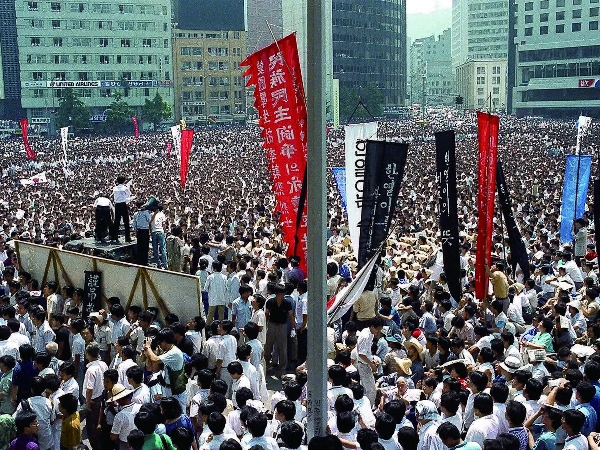 1987년 7월 9일 서울시청 앞 광장에 모여 이한열을 추모하는 시민들의 군중 사진