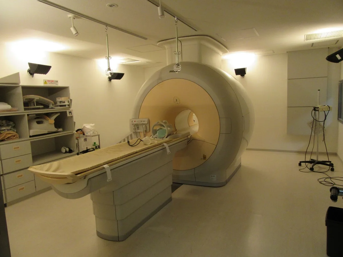 MRI 검사실의 원형 촬영 장비와 비어 있는 검사대